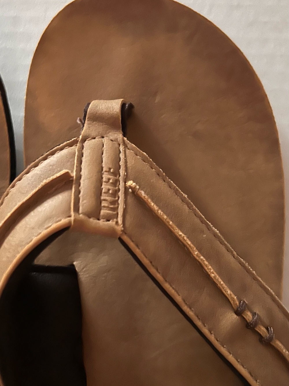 Reef Men’s Tan Leather Thong Sandals - Picture 4 of 7